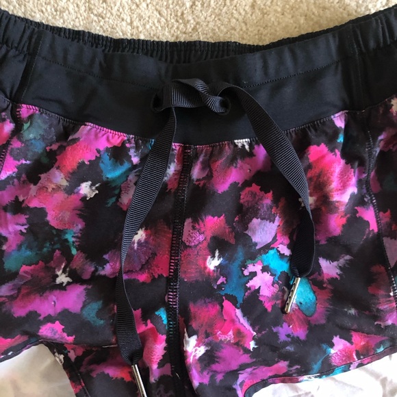Lululemon Hotty Hot Short size 4  Fuschia / Black - Picture 6 of 11